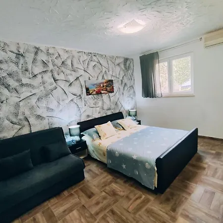 Nada Mustapic * Brela