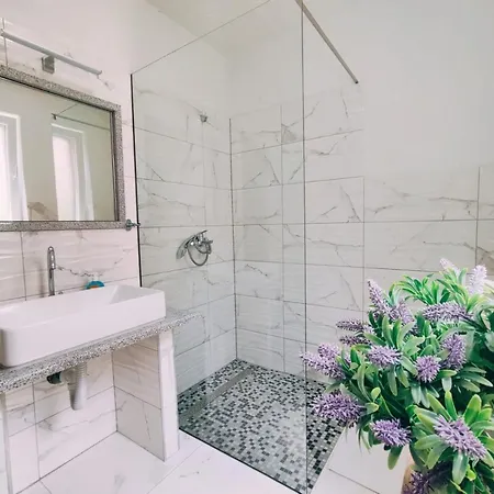 Nada Mustapic * Brela