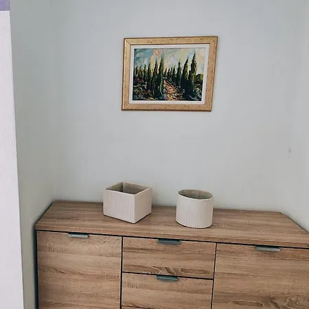 Nada Mustapic Apartment Brela