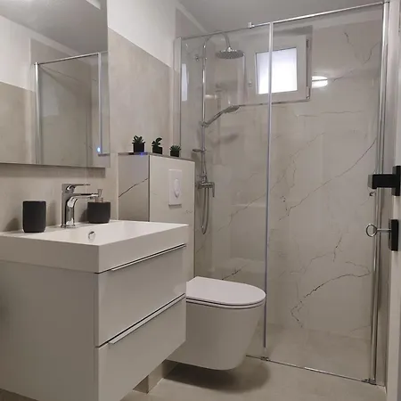 Nada Mustapic Apartman Brela